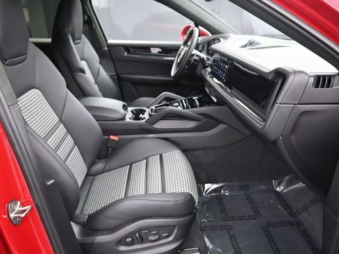 Certified 2025 Porsche Cayenne GTS image 29