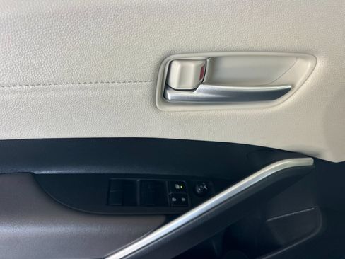 Used 2023 Toyota Corolla Cross XLE w/ Convenience Package FWD image 10