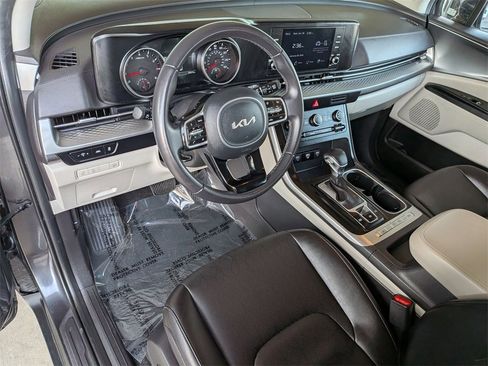 Used 2024 Kia Carnival LX image 13