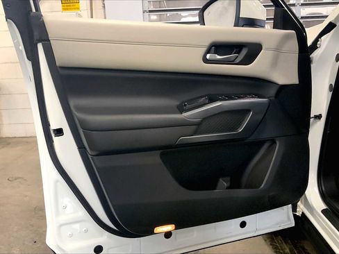 Used 2022 Nissan Pathfinder SL w/ SL Black Package image 40