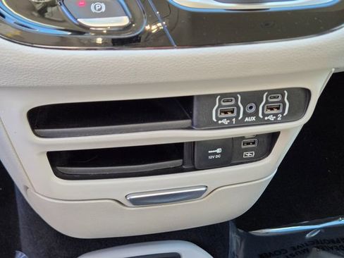 Used 2022 Chrysler Pacifica Touring-L FWD image 33