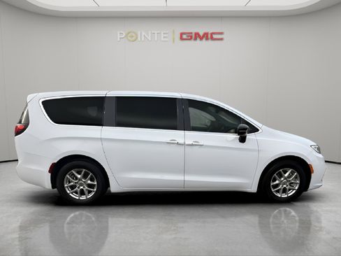 Used 2024 Chrysler Pacifica Touring-L image 9