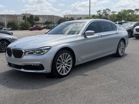 Used 2017 BMW 750i image 8