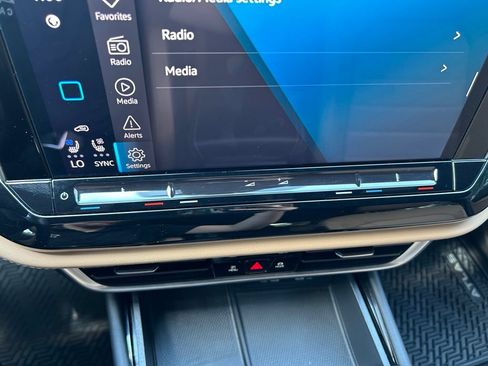 Used 2024 Volkswagen Atlas Cross Sport SEL R-Line AWD/4WD image 36