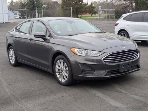 Certified 2019 Ford Fusion SE image 2
