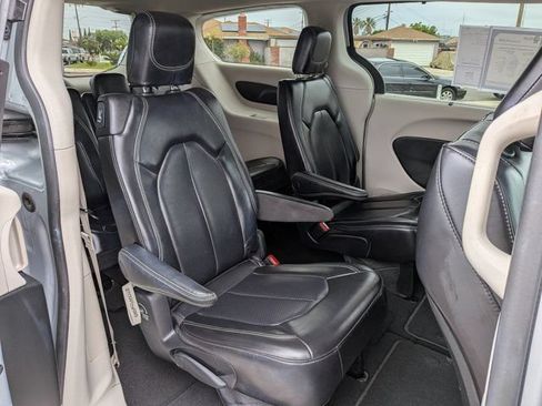 Used 2023 Chrysler Pacifica Touring-L FWD image 7