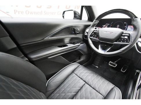 Used 2026 Cadillac Lyriq V w/ Exterior Carbon Fiber Package AWD/4WD image 6