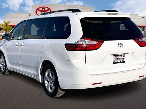Used 2017 Toyota Sienna LE image 2