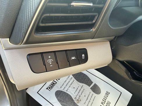 Used 2020 Hyundai Elantra SE w/ Cargo Package (C1) image 16