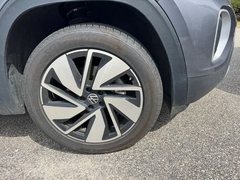 Used 2024 Volkswagen Atlas SE image 2