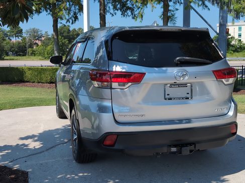 Used 2019 Toyota Highlander XLE AWD/4WD image 8