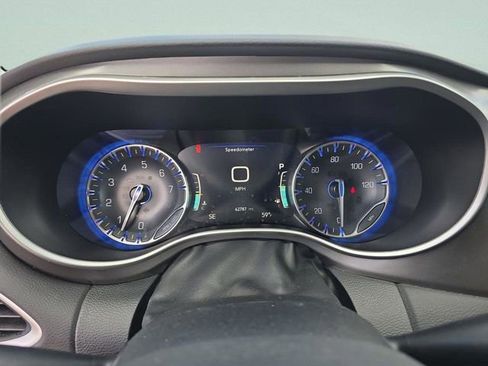 Certified 2024 Chrysler Pacifica Touring-L image 36