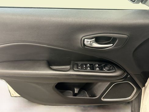 Used 2018 Jeep Compass Latitude w/ Popular Equipment Group AWD/4WD image 15