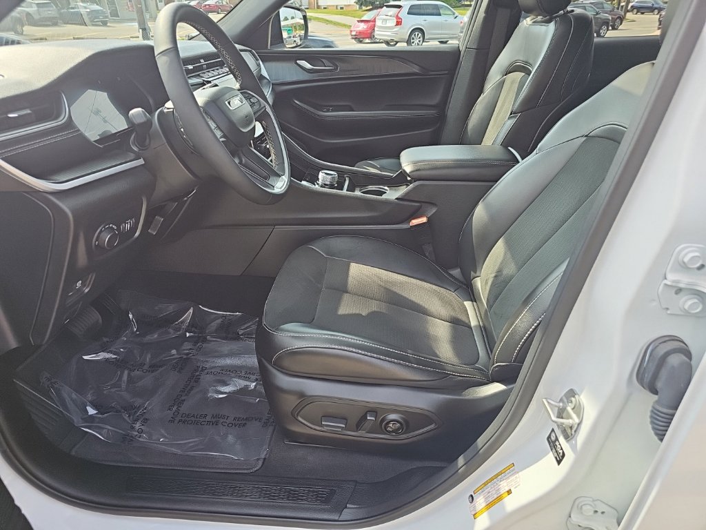 Certified 2025 Jeep Grand Cherokee L Altitude AWD/4WD image 17