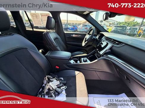 Used 2023 Jeep Grand Cherokee Altitude AWD/4WD image 23