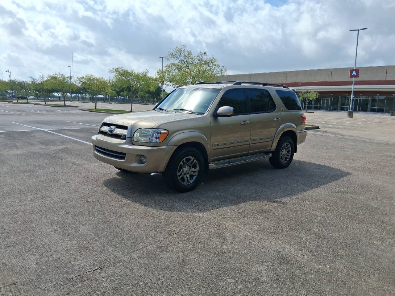 Used 2007 Toyota Sequoia SR5 RWD image 2