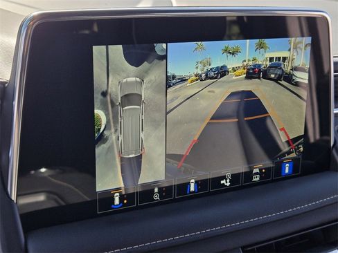 Used 2024 GMC Yukon SLT w/ SLT Luxury Package image 25