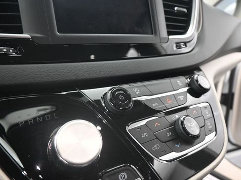 Used 2023 Chrysler Voyager LX image 13