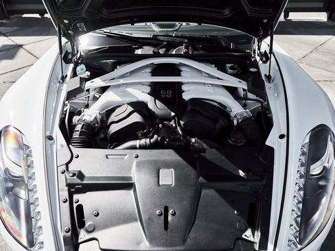 Used 2017 Aston Martin Vanquish S image 23