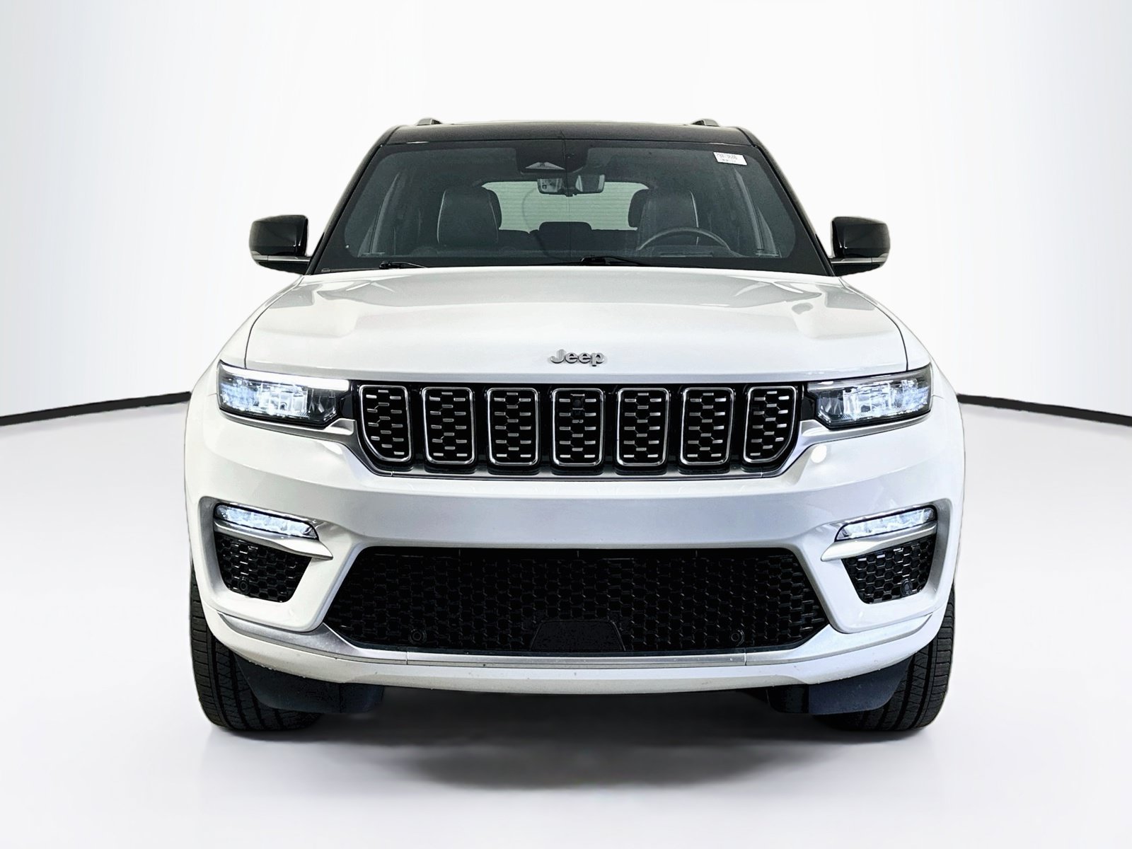 Used 2023 Jeep Grand Cherokee Summit AWD/4WD image 2