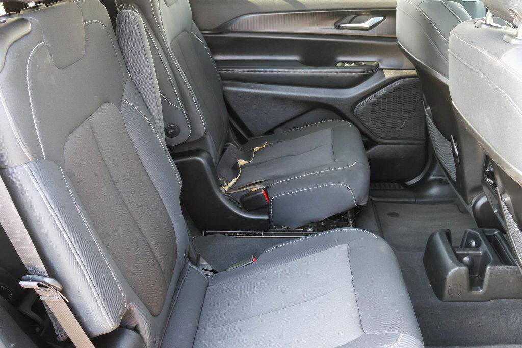 Used 2023 Jeep Grand Cherokee L Laredo AWD/4WD image 17