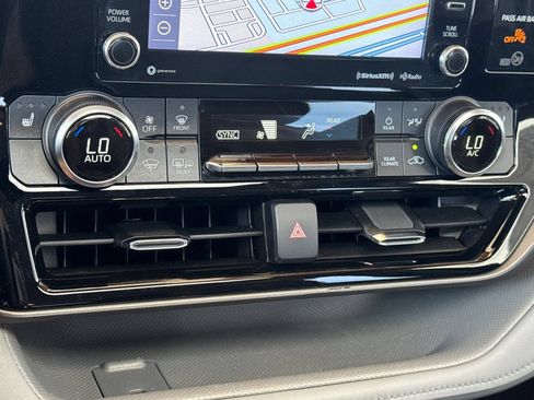 Used 2022 Toyota Highlander XLE AWD/4WD image 26