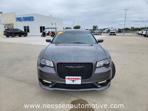 Used 2022 Chrysler 300 Touring L RWD image 2