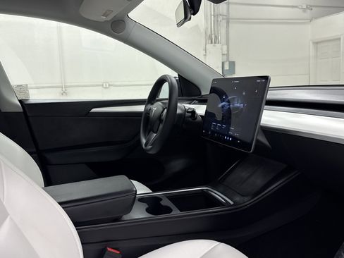 Used 2023 Tesla Model Y Performance image 22