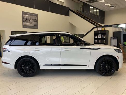 Used 2025 Lincoln Aviator Reserve w/ Equipment Group 201A image 2