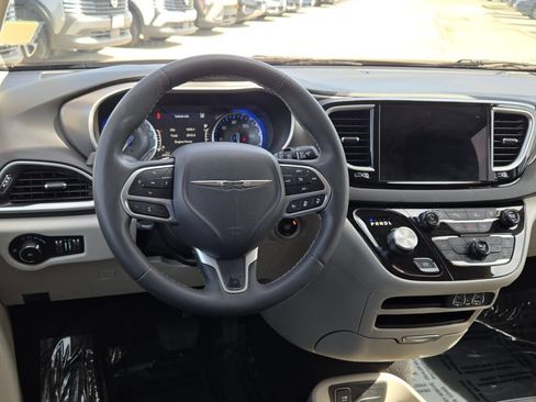 Used 2023 Chrysler Pacifica Touring-L FWD image 15