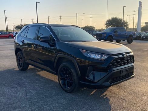 Used 2021 Toyota RAV4 LE FWD image 3