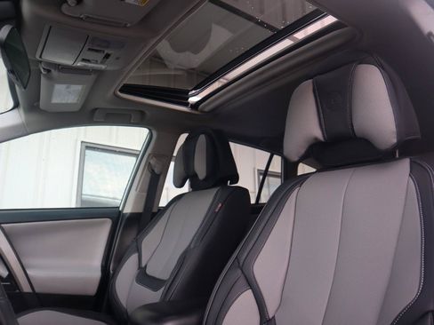 Used 2017 Toyota RAV4 XLE AWD/4WD image 53