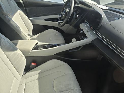 Used 2025 Hyundai Elantra Limited FWD image 11