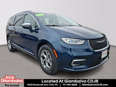 Used 2022 Chrysler Pacifica Limited w/ Uconnect Theater Family Group