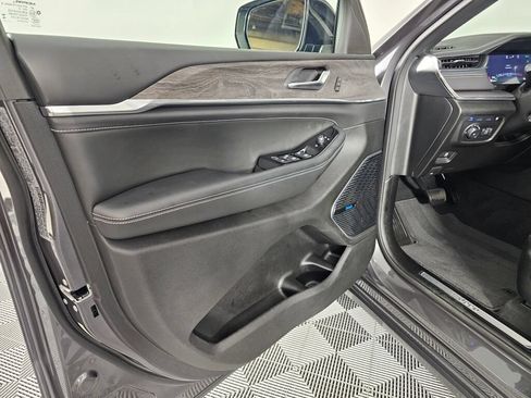 Used 2023 Jeep Grand Cherokee Overland AWD/4WD image 19