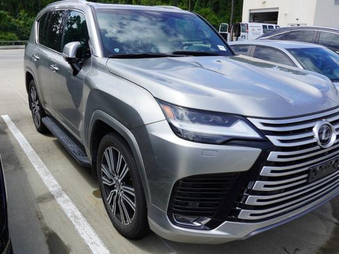 Used 2024 Lexus LX 600 4WD w/ Luxury Package image 3