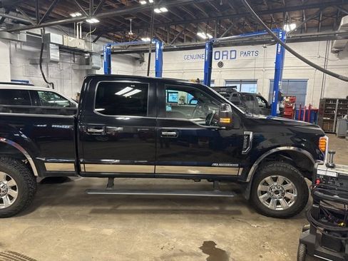 Used 2019 Ford F250 Platinum w/ Platinum Ultimate Package image 3