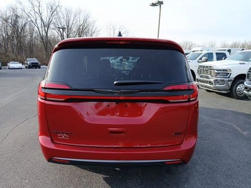 New 2026 Chrysler Pacifica Select image 5