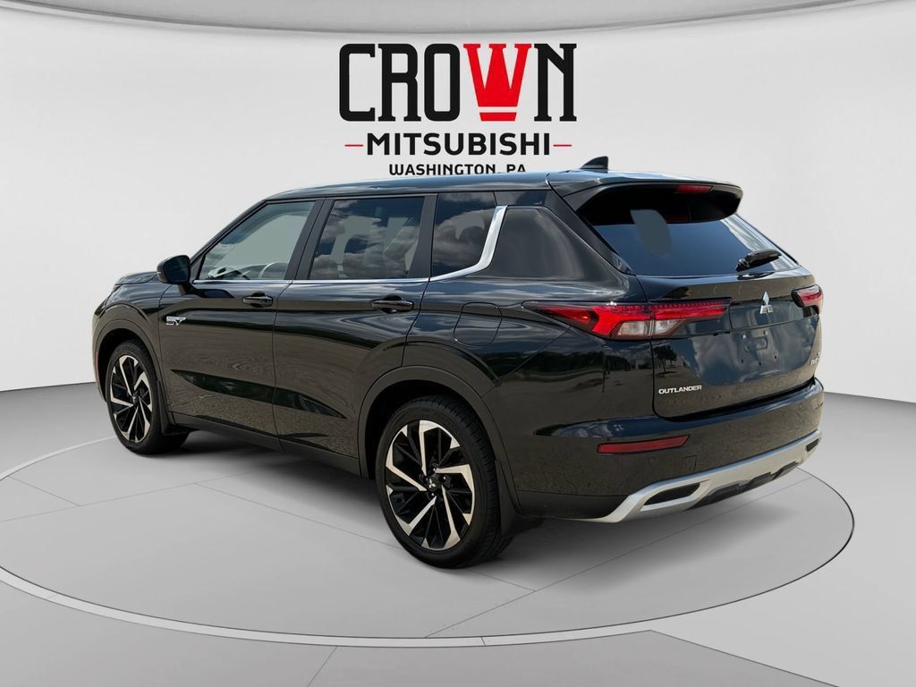 Used 2023 Mitsubishi Outlander 4WD Plug-In Hybrid image 5