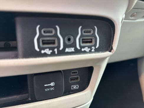Used 2022 Chrysler Pacifica Touring-L FWD image 26