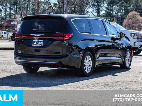 Used 2024 Chrysler Pacifica Touring-L FWD image 6