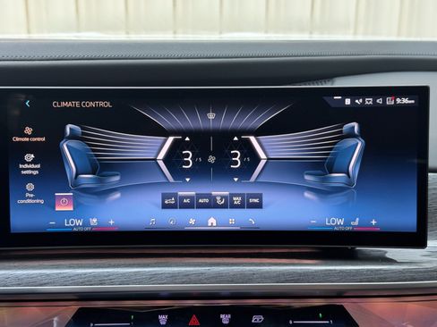Used 2023 BMW i7 xDrive60 w/ Executive Package 2 AWD/4WD image 27
