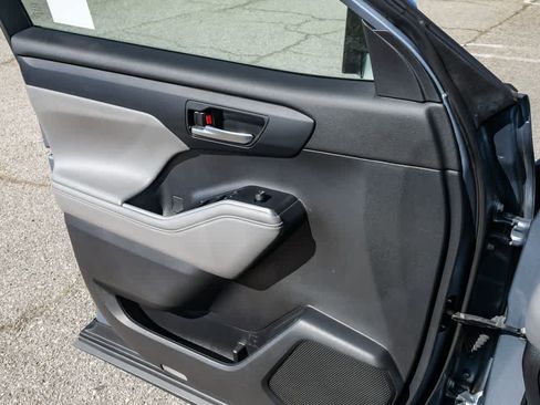 Used 2022 Toyota Highlander XLE image 27