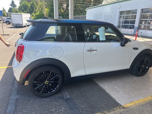 Used 2024 MINI Cooper SE FWD image 11