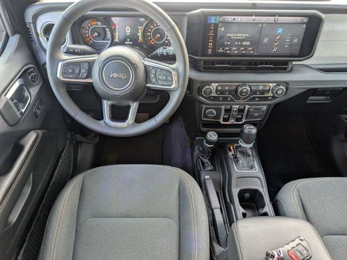 Used 2025 Jeep Wrangler Unlimited Sahara AWD/4WD image 30