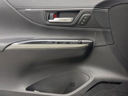 Used 2023 Toyota Venza Nightshade image 12