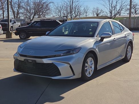 Used 2025 Toyota Camry Hybrid image 2