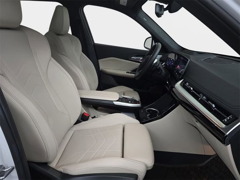 Used 2024 BMW X1 xDrive28i w/ Premium Package image 11