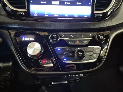 Used 2025 Chrysler Pacifica Select FWD image 30