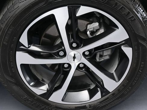 Used 2025 Chevrolet Trax RS w/ Driver Confidence Package FWD image 40